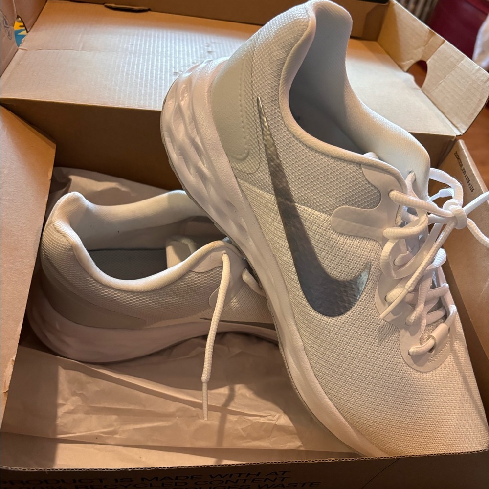 Nike brand NIB size 11 women’s sneakers